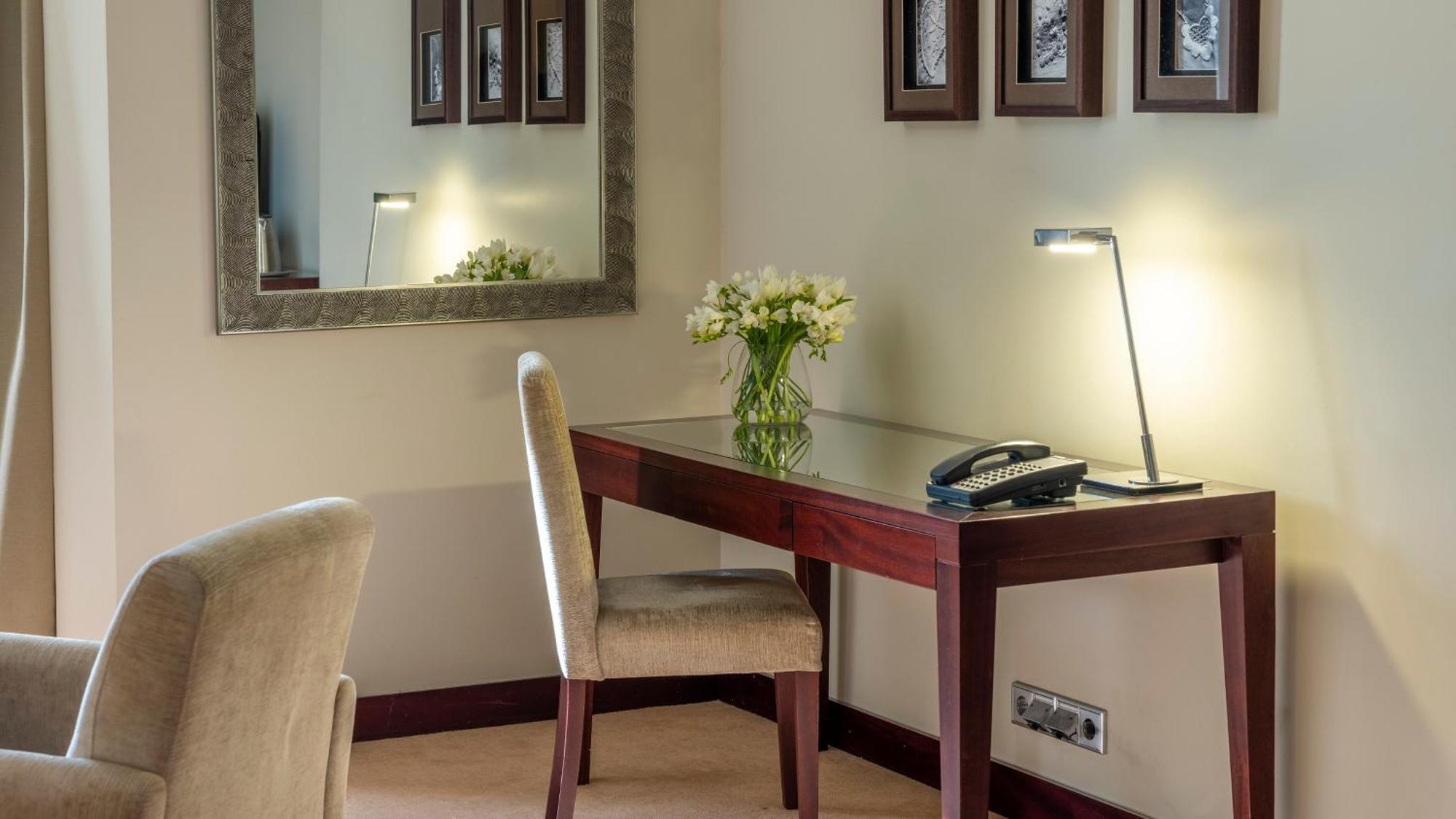 Готель Crowne Plaza Porto By Ihg Екстер'єр фото A desk with a telephone and a lamp
