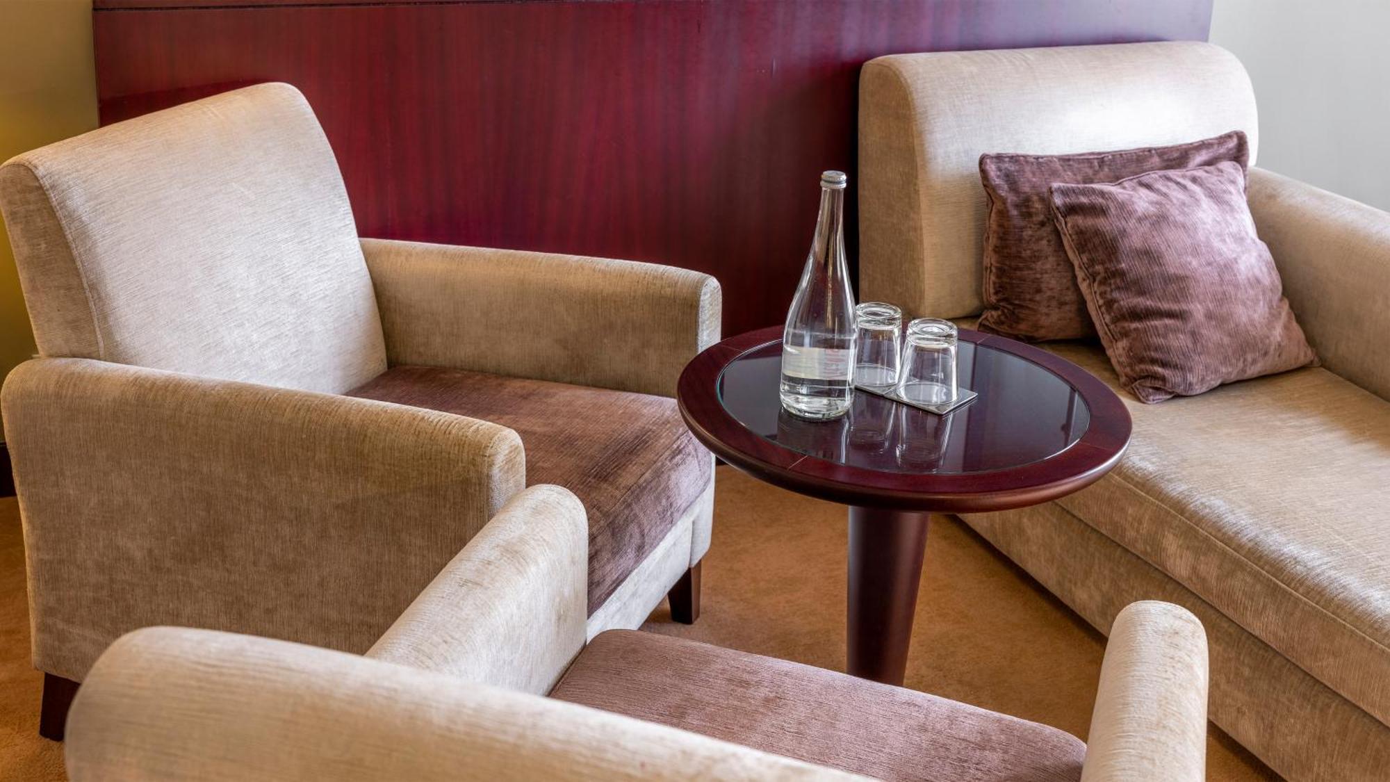 Готель Crowne Plaza Porto By Ihg Екстер'єр фото A table with a glass bottle and a glass cup