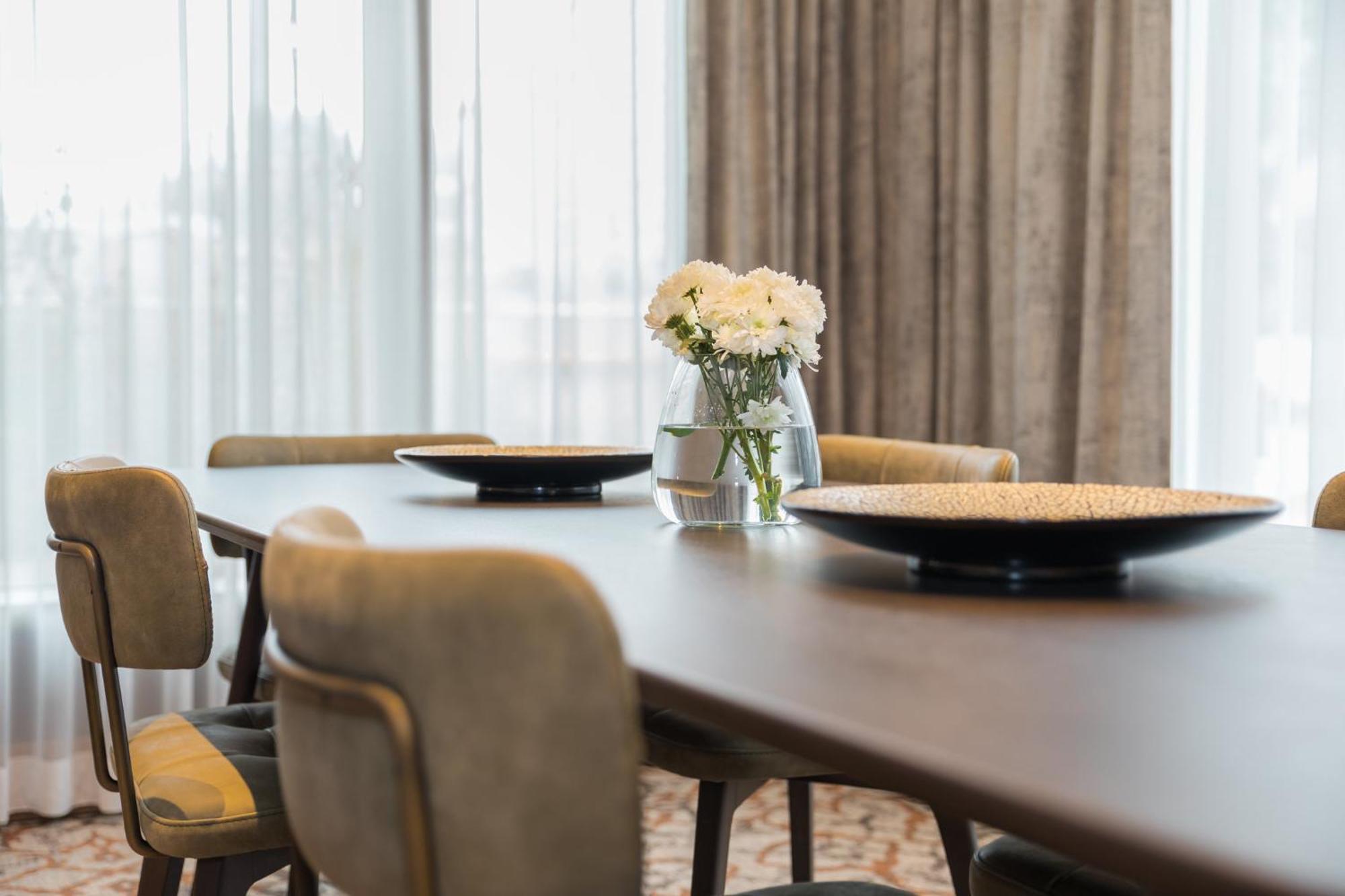 Готель Crowne Plaza Porto By Ihg Екстер'єр фото A dining room table with a vase of flowers