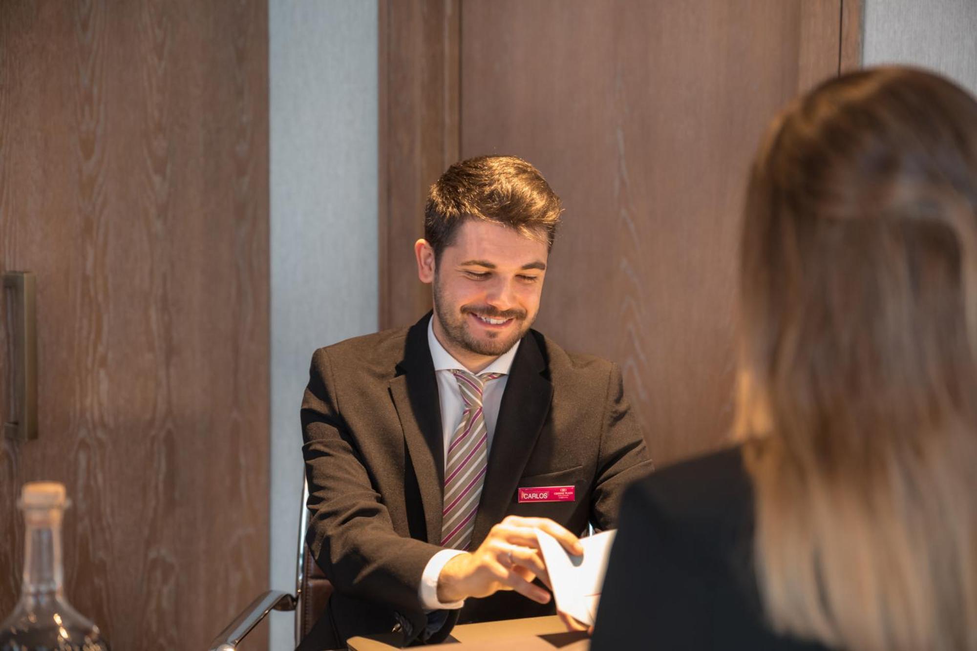 Готель Crowne Plaza Porto By Ihg Екстер'єр фото A hotel manager