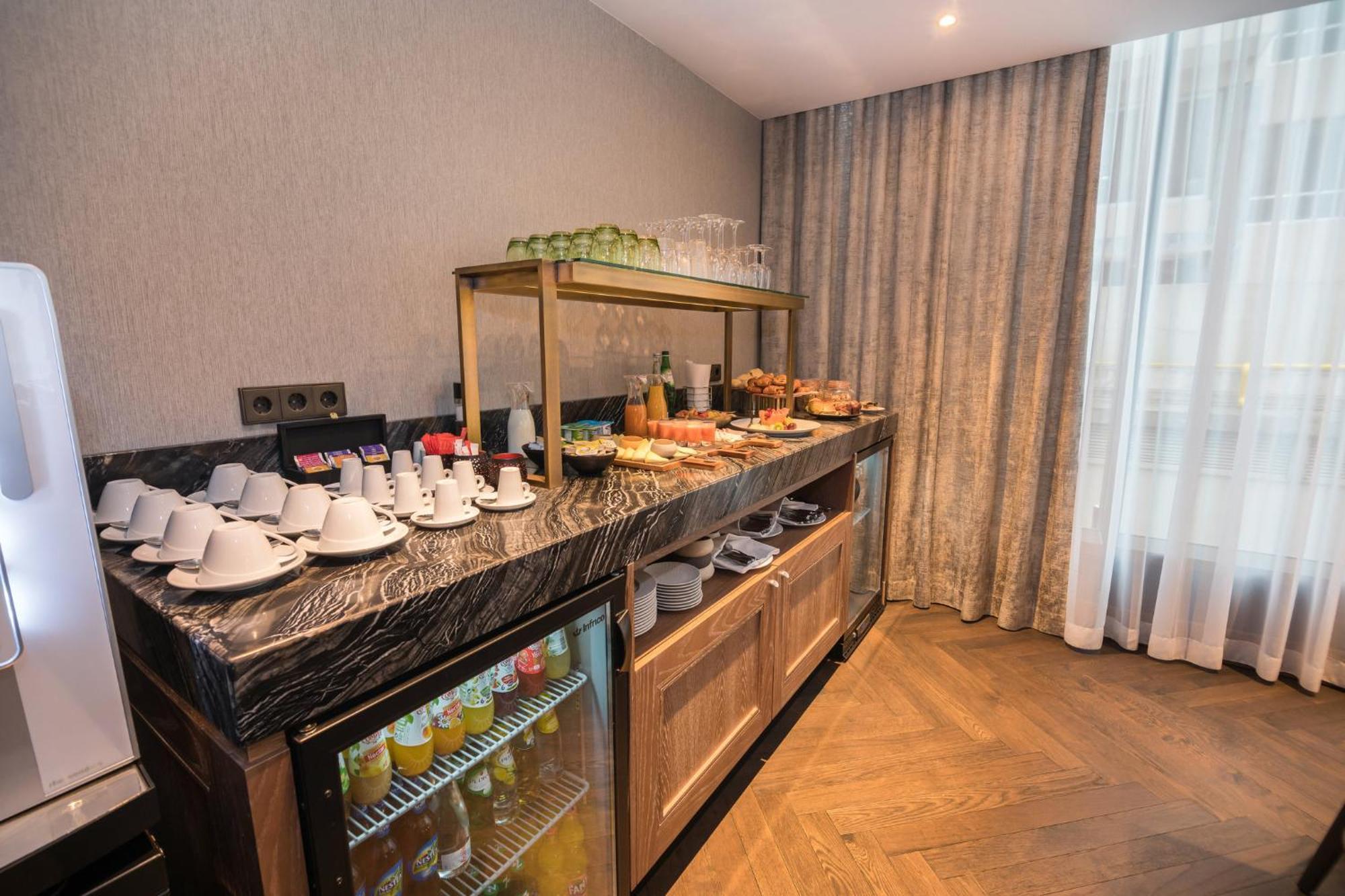 Готель Crowne Plaza Porto By Ihg Екстер'єр фото The buffet at the lounge