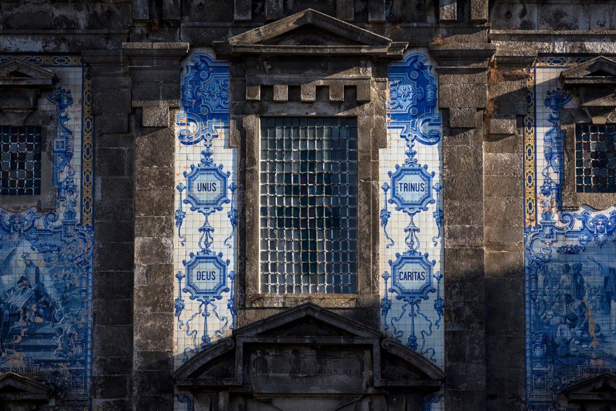 Готель Crowne Plaza Porto By Ihg Екстер'єр фото Azulejos in the facade of the church of São Francisco, in Coimbra, Portugal