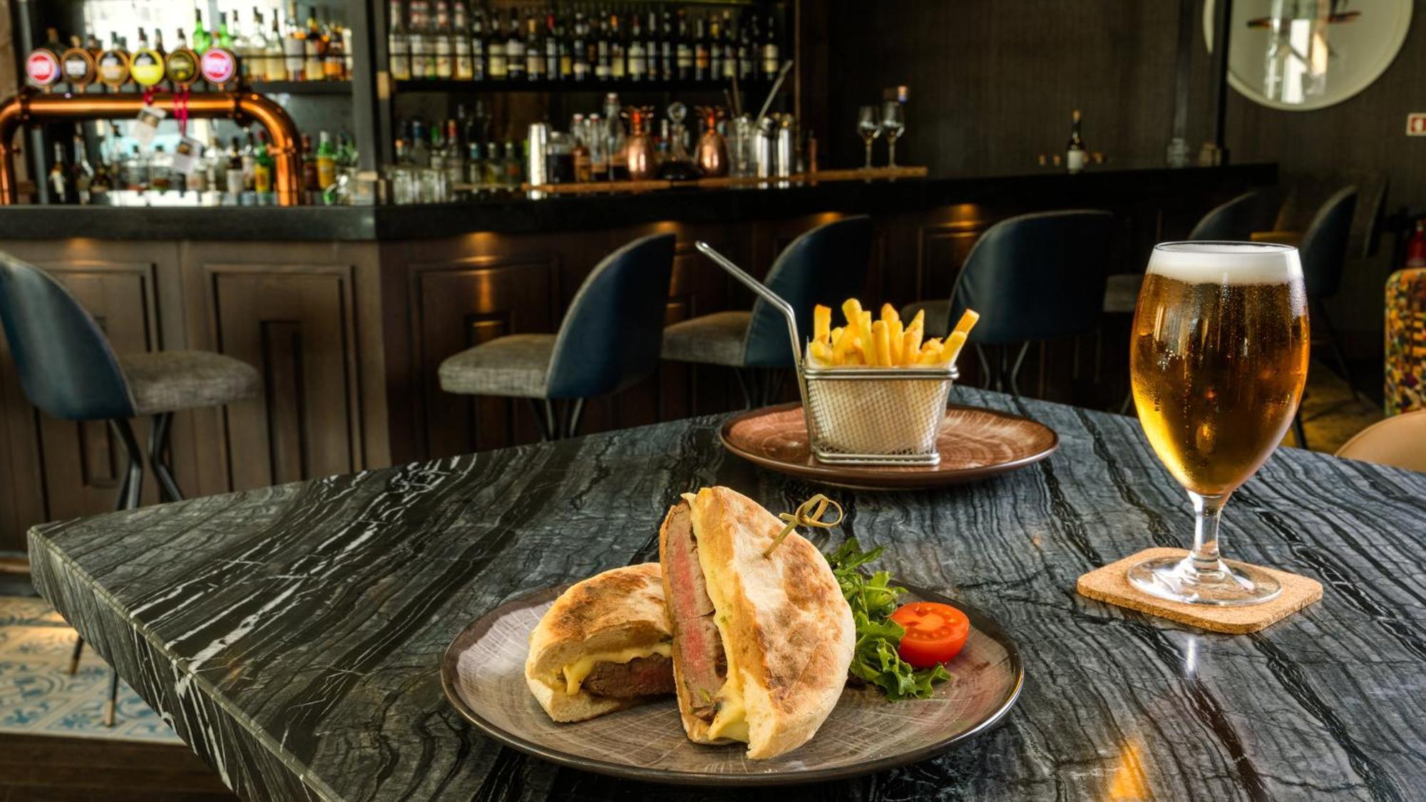 Готель Crowne Plaza Porto By Ihg Екстер'єр фото The bar at the hotel